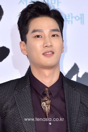 [TEN PHOTO] 안보현, 넥타이는 셔츠 안에~(히야)
