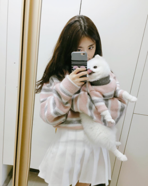 도희, 강아지와 트윈룩 입은 셀카 공개 &#39;봄 소녀&#39;