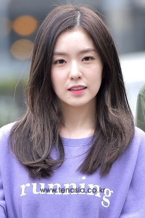 [TEN PHOTO] 레드벨벳 아이린, 눈에 띄는 새하얀 피부(뮤직뱅크 출근길)