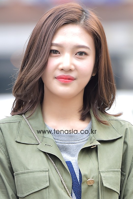 TEN PHOTO 조이 중단발로 싹둑보고있나 육성재뮤직뱅크 출근길 | 텐아시아 [TEN PHOTO] 조이, 중단발로 ‘싹둑...‘보고있나? 육성재’... 