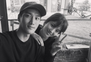 &#39;태양의 후예&#39; 안보현, 송혜교와 훈훈한 투샷 &#34;누난 정말 이쁘지말입니다&#34;