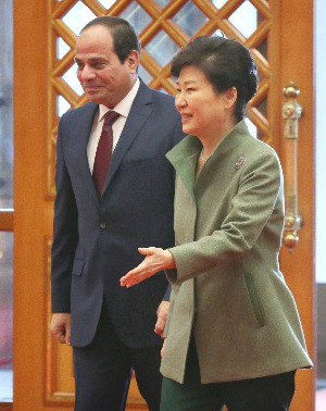 박근혜 대통령이 3일 청와대를 방문한 압둘 팟타흐 알시시 이집트 대통령을 방명록 서명 장소로 안내하고 있다. 연합뉴스