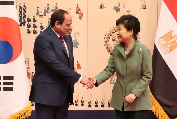 박근혜 대통령과 압델 파타 엘시시 이집트 대통령이 3일 오전 청와대에서 열린 한·이집트 정상회담에 앞서 악수를 하고 있다. 연합뉴스