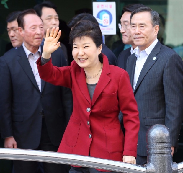  박근혜 대통령이 16일 부산사하사랑채노인복지관을 방문한 뒤 밖으로 나와 시민들에게 손을 흔들어주고 있다. 연합뉴스
