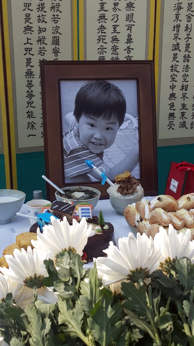 21일 오후 경기도 평택시 평택시립추모관에서 열린 신원영(7)군 49재 추모식에서 영정사진 속 원영이가 밝게 웃고 있다. 연합뉴스