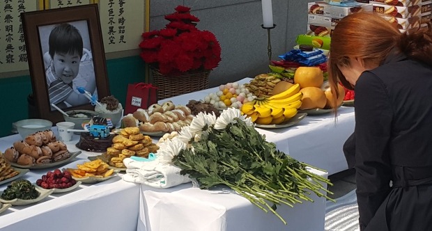 21일 오후 경기도 평택시 평택시립추모관에서 열린 신원영(7)군 49재 추모식에서 한 시민이 영정사진 속 원영이를 차마 보지 못한 채 눈물을 쏟고 있다.연합뉴스