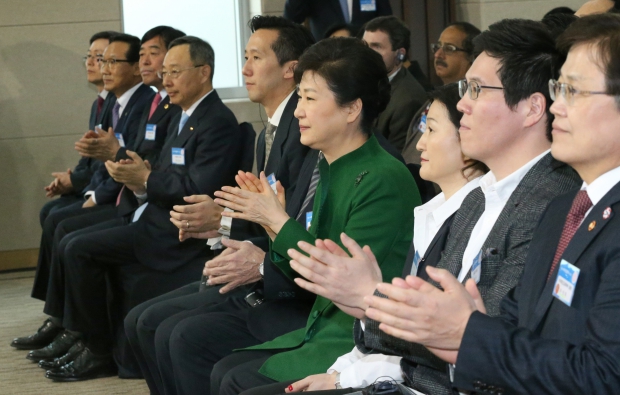 (성남=연합뉴스) 이상학 기자 = 박근혜 대통령이 22일 오전 성남시 분당구에서 열린 판교 스타트업 캠퍼스 개소식에서 박수를 치고  있다. 판교 스타트업 캠퍼스는 아이디어부터 제품개발, 창업, 기업공개, 해외진출까지 스타트업 성장의 모든 단계를 지원하는 전국 최대 규모의 창업 육성기관이다. 