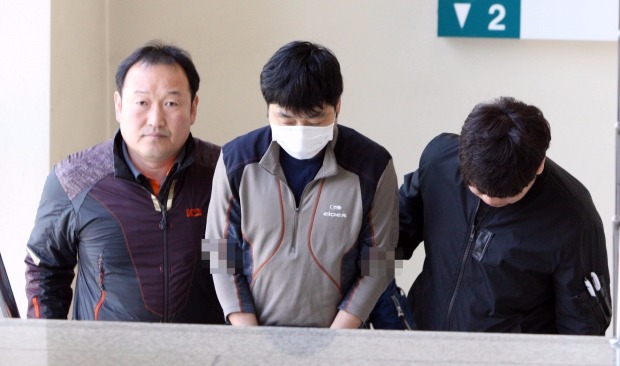 숨진 네 살배기 의붓딸을 암매장한 혐의(사체유기)로 구속된 안모(38)씨가 22일 오전 거짓말 탐지기 조사를 받기위해 충북지방경찰청으로 들어서고 있다. 연합뉴스