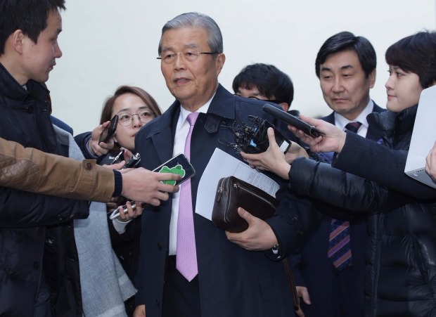 불어민주당 김종인 비상대책위 대표가 이종걸 원내대표와 23일 오전 종로구 구기동 자택을 나서고 있다. 연합뉴스