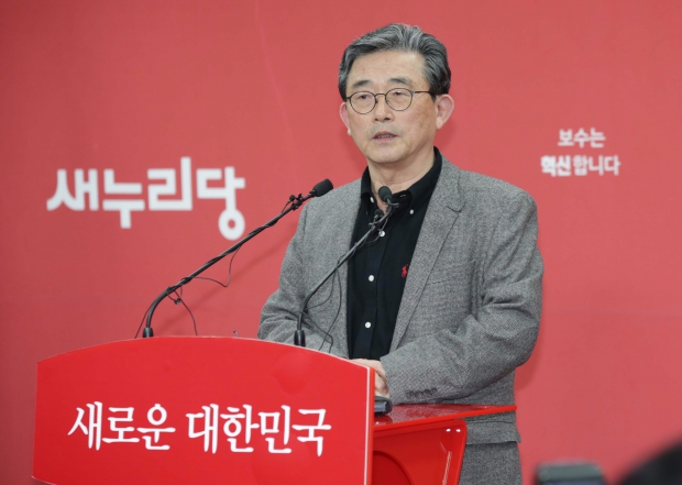 (서울=연합뉴스) 김현태 기자 = 새누리당 이한구 공천관리위원장이 23일 밤 여의도 당사에서 비례대표 공천결과에 대해 브리핑하고 있다.