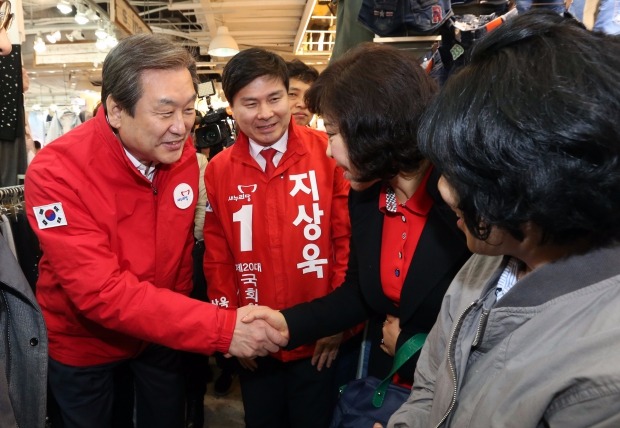 새누리당 김무성 대표가 4·13 총선 선거운동이 공식적으로 시작되는 31일 0시를 기해 서울 중구성동을 지상욱 후보와 함께 서울 동대문 패션거리 일대를 돌며 표심을 잡기 위한 첫 선거운동을 펼치고 있다. 연합뉴스