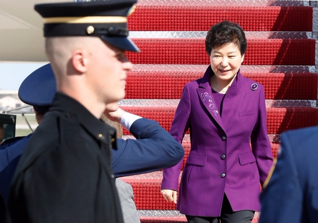 핵안보정상회의 참석을 위해 미국 방문에 나선 박근혜 대통령이 30일 오후(현지시간) 워싱턴 앤드류스 공군기지에 도착, 영접을 받고 있다. 연합뉴스