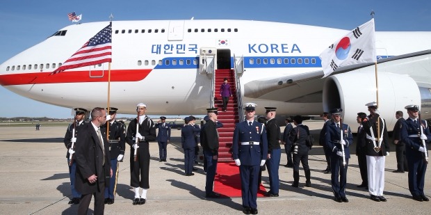 핵안보정상회의 참석을 위해 미국 방문에 나선 박근혜 대통령이 30일 오후(현지시간) 워싱턴 앤드류스 공군기지에 도착, 전용기 트랩을 내려오고 있다.  연합뉴스