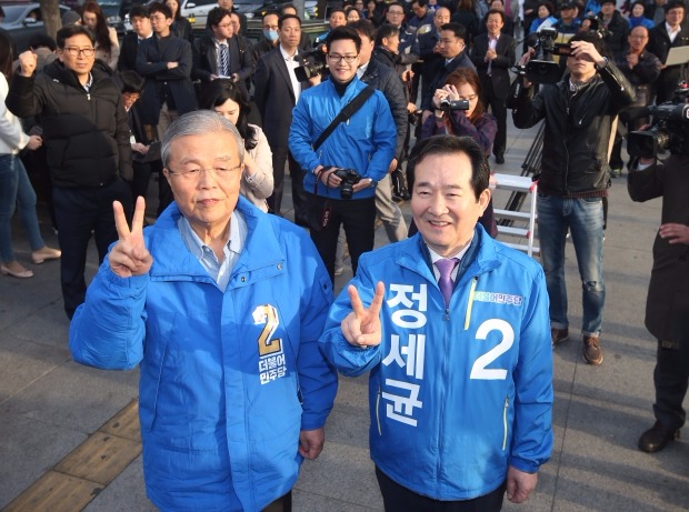  더불어민주당 김종인 비상대책위원회 대표가 4·13 총선 공식선거운동 첫날인 31일 서울 종로구 동묘앞역에서 정세균 후보 지원유세에 나서 기호2번을 뜻하는 손가락 두 개를 들어보이고 있다. 