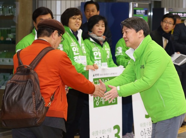  제20대 총선 공식 선거운동이 시작된 31일 오전 서울 노원병에 출마하는 국민의당 안철수 상임공동대표가 지하철 7호선 수락산역에서 출근길 시민들에게 인사를 하고 있다.연합뉴스