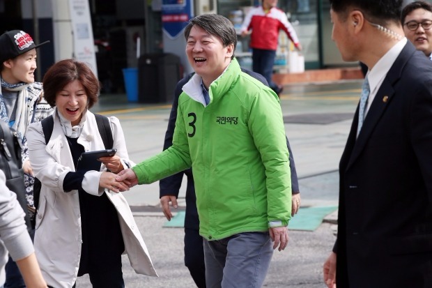  국민의당 안철수 공동대표가 20대 총선 공식선거활동 시작일인 31일 오전 서울 혜화역 인근에서 종로에 출마한 박태순 후보의 지원유세를 하고 있다.