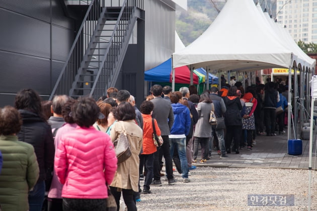 '연산 더샵' 모델하우스를 방문한 고객들.