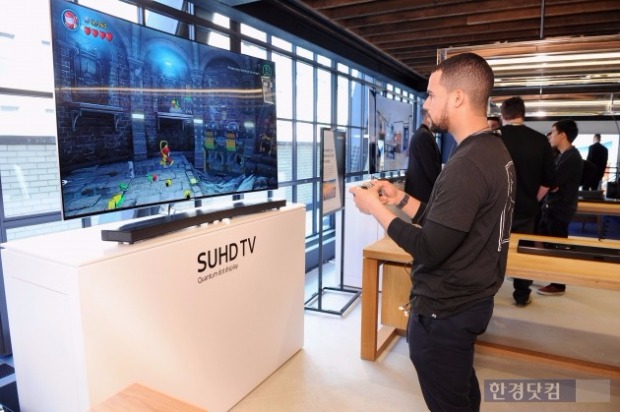 미국 '삼성 뉴욕 마케팅센터'에서 소비자가 삼성 2세대 SUHD TV를 체험하고 있다. / 사진=삼성전자 제공