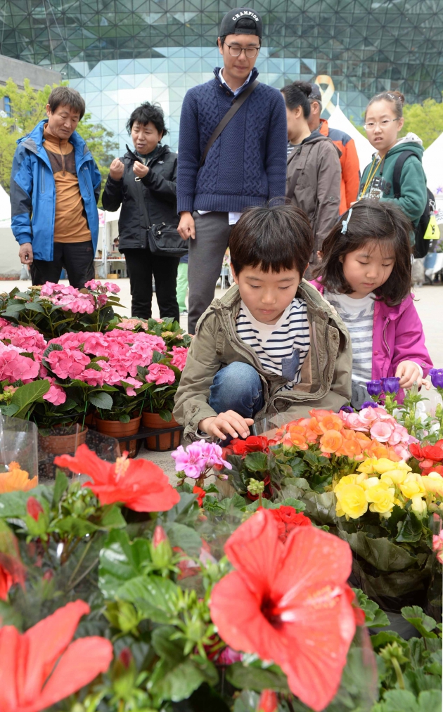  '생산자와 소비자가 직접 만나는 꽃, 나무 시장' 행사