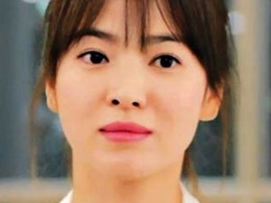 '태양의 후예' 송혜교 목걸이 대박…로만손, 사명도 제이에스티나로 바꾼다