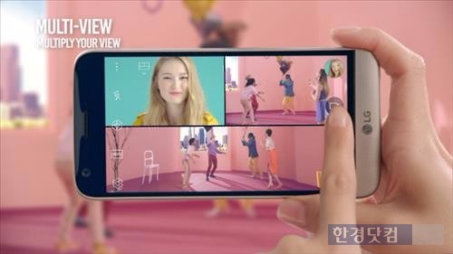 LG 'G5'의 '멀티뷰 레코딩' 기능을 이용하고 있는 모습. 