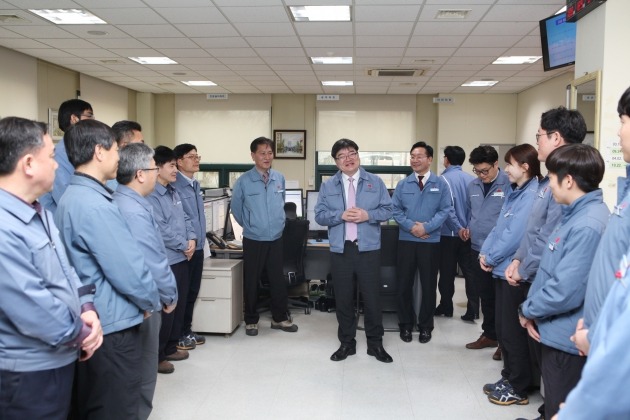 김용진 한국동서발전 사장(가운데)이 직원들을 상대로 성과연봉제에 대한 설명을 하고 있다
