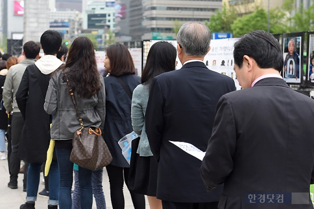 시민 뒤에 줄지어 선 김종인 대표-정세균 의원