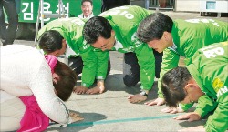 < 유권자와 맞절하는 안철수 > 안철수 국민의당 상임 공동대표(오른쪽 두 번째)가 1일 경기 군포 산본로데오거리에서 지원 유세 도중 한 지지자가 큰절을 하자 맞절을 하고 있다. 연합뉴스