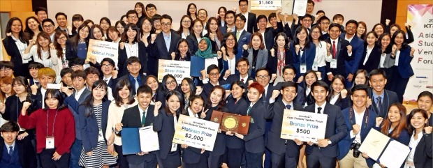 한국경제신문사와 중소기업청이 공동 주최한 ‘2016 KT&G 아시아대학생 창업교류전’이 1일 대전 KT&G 인재개발원에서 열렸다. 최우수상을 받은 태국팀을 비롯해 수상자와 참가자들이 한자리에 모였다. 대전=허문찬 기자 sweat@hankyung.com 