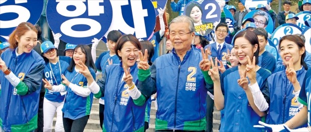 < 춤추는 김종인 > 김종인 더불어민주당 비상대책위원회 대표가 2일 광주 구동 광주공원을 찾아 양향자(광주 서을), 이병훈(광주 동남을) 후보의 선거운동원들과 율동을 하고 있다. 연합뉴스