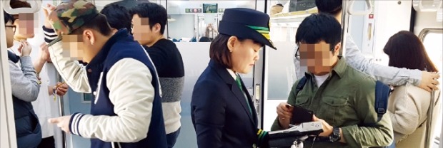 ‘ITX-청춘’ 열차 승무원이 승객들을 대상으로 승차권 소지 여부를 확인하고 있다. 고윤상 기자