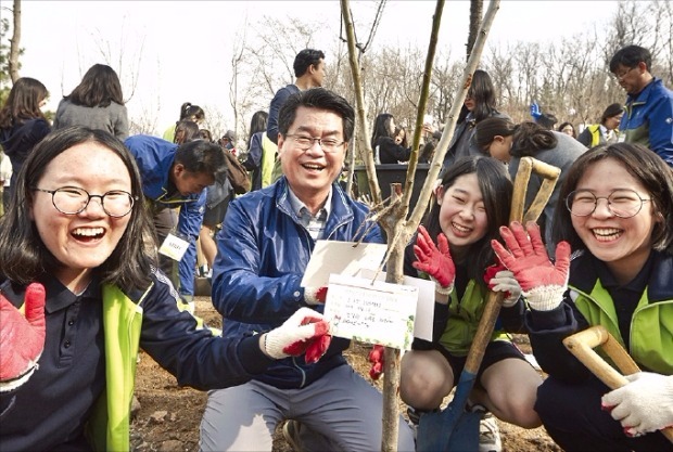 북한산에 나무 심은 금호타이어