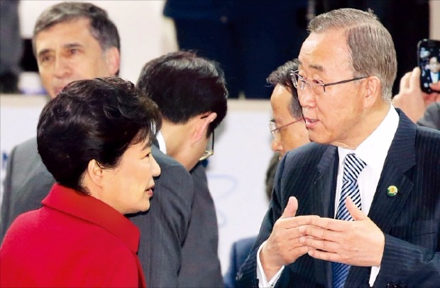 박근혜 대통령이 지난 1일 미국 워싱턴DC 컨벤션센터에서 열린 핵안보정상회의 본회의에서 반기문 UN 사무총장과 얘기하고 있다. 연합뉴스