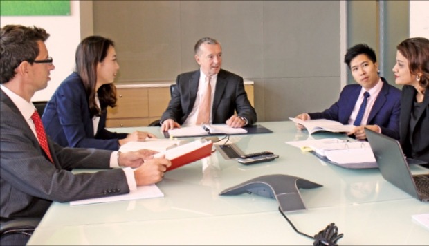 영국계 대형 로펌인 클라이드&코의 브라이언 내시 싱가포르 법인장(왼쪽 세 번째)이 소속 변호사들과 회의하고 있다. 클라이드&코 제공