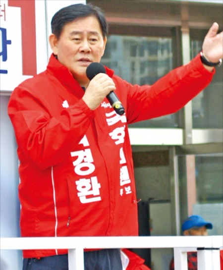 최경환 새누리당 의원이 지난 4일 경북 경산시 하양시장 앞에서 유권자들에게 지지를 호소하고 있다. 최경환 의원실 제공