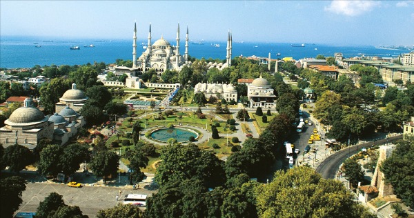 이슬람교는 8세기 광범위한 세력을 형성했다. 스페인의 알람브라궁전, 터키의 블루모스크 등 각 지역에 이슬람 건축물이 많이 남아 있는 것을 보면 이슬람교의 위세를 짐작할 수 있다. 터키의 대표적 이슬람 건축물인 블루모스크 전경. 