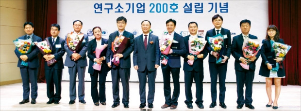 연구개발특구진흥재단은 6일 광주광역시 이노비즈센터에서 올해 승인된 연구소기업 수여식을 했다. 왼쪽부터 임민석 피앤룩스 대표, 조성민 브이티엠 대표, 류건식 알앤오식품 대표, 이인자 이인자에프앤비 대표, 채진석 일솔레드 대표, 홍남기 미래창조과학부 1차관, 김건우 MS건설기술 대표, 강경신 케이유케미칼 대표, 정기조 전진엠엔에프 대표, 라충섭 와이즈덴 대표, 김은경 다인스 대표. 연구개발특구진흥재단 제공