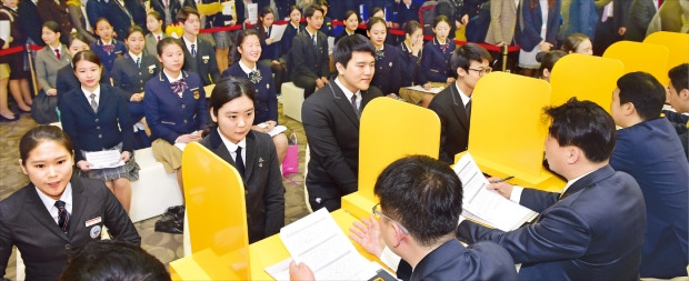 지난달 경기 고양시 킨텍스에서 열린 ‘2016 고졸인재 잡콘서트’에서 특성화고 학생들이 KB국민은행 인사 담당자와 현장면접을 하고 있다. 한경DB