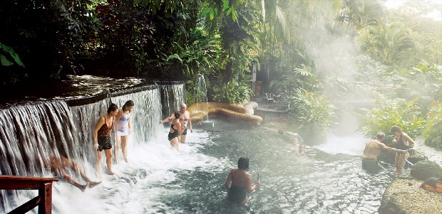 타바콘 스파에서 온천욕을 즐기는 사람들 