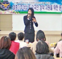 베트남 출신 한국 경찰인 파티옥란 씨가 결혼 취업을 위해 한국에 온 베트남인들에게 운전면허 교육을 하고 있다. 경북경찰청 제공