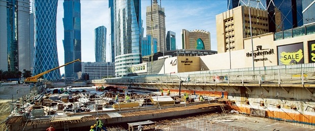 SK건설이 카타르 도하에서 건설 중인 지하철 1호선 ‘레드라인’ 공사 현장. 이 공사엔 폭파 없이 굴착하는 첨단공법이 적용된다. SK건설 제공
