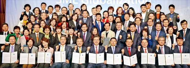 세계중소기업협의회(ICSB) 한국지부와 한국경제신문사는 7일 서울 잠실 롯데월드호텔에서 ‘2016년 기업가 정신 중소기업 월드 콘퍼런스’를 열었다. ‘사람중심 기업가 정신 서울선언’에 참여한 기업인들이 서약서를 들고 있다. 앞줄 왼쪽부터 김종갑 한국지멘스 회장, 이길순 에어비타 대표, 정기옥 엘에스씨푸드 대표, 이규대 메디칼드림 대표, 윤동한 한국콜마 회장, 주영섭 중소기업청장, 홍성한 비씨월드제약 대표, 오석송 메타바이오메드 회장, 이영관 도레이첨단소재 회장, 황은연 포스코 사장, 조영곤 법무법인 화우 대표변호사. 김범준 기자 bjk07@hankyung.com