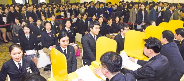 지난달 경기 고양시 킨텍스에서 열린 ‘2016 고졸인재 잡콘서트’에서 특성화고 학생들이 KB국민은행 인사 담당자와 모의 인터뷰를 하고 있다. 한경DB 