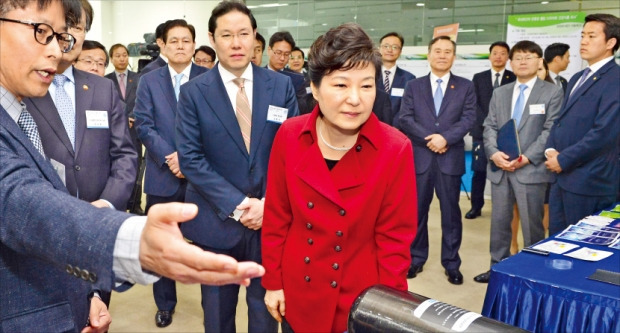 박근혜 대통령이 8일 전주 완산구에 있는 전북 창조경제혁신센터를 방문해 관계자의 설명을 듣고 있다. 강은구 기자 egkang@hankyung.com