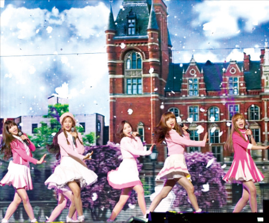 지난 9일 일본 지바 마쿠하리 멧세 ‘엠카운트다운’ 무대에서 열창하고 있는 걸그룹 러블리즈.