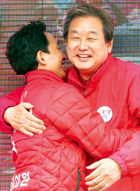 김무성 새누리당 대표(오른쪽)가 11일 부산 구포시장에서 박민식 후보(부산 북·강서갑) 지원 유세를 한 뒤 포옹하고 있다. 연합뉴스