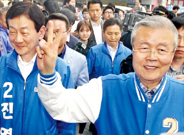 김종인 더불어민주당 비상대책위원회 대표(오른쪽)가 12일 서울 후암시장에서 진영 후보(용산) 지원 유세를 마치고 기호 2번을 뜻하는 손가락 두 개를 들어 보이고 있다. 연합뉴스