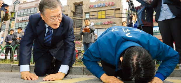 < 호남서 또 사죄의 절 > 문재인 전 더불어민주당 대표(왼쪽)가 12일 전남 순천 아랫장시장에서 이곳에 출마한 노관규 후보와 함께 사죄하는 의미로 절을 하고 있다. 연합뉴스