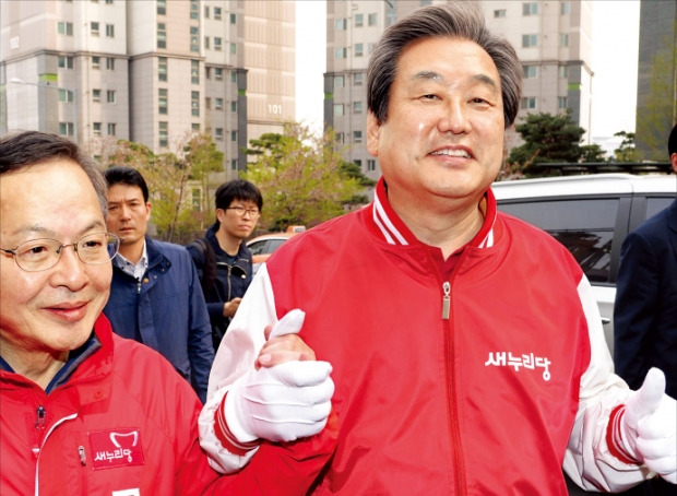 김무성 새누리당 대표(오른쪽)가 12일 서울 공덕동에서 안대희 후보(마포갑)와 함께 유권자들에게 지지를 호소하고 있다. 신경훈 기자 khshin@hankyung.com