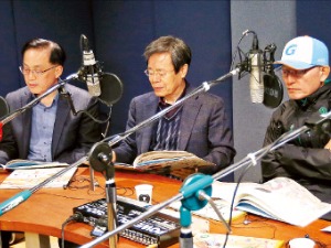 '동화책 읽어주는 남자'로 변신한 전 헌법재판관·고검장